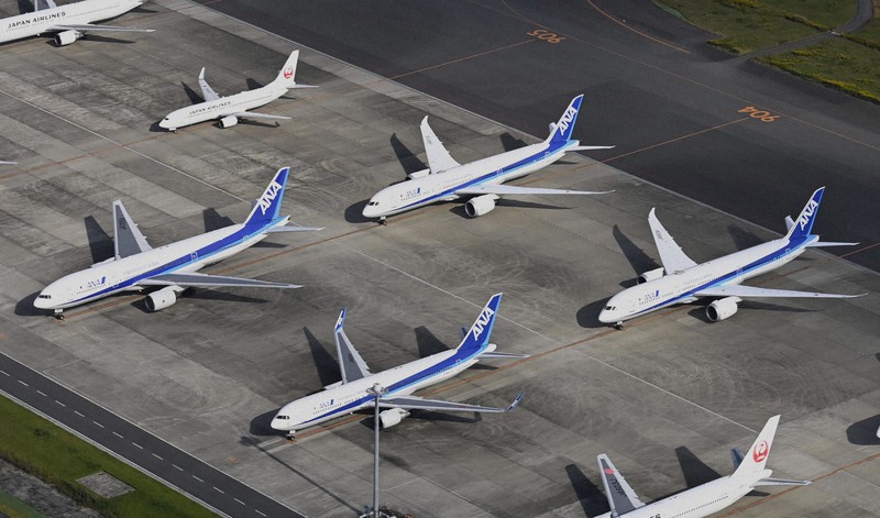 羽田空港の駐機場に並ぶ全日空機=2020年10月27日午後、本社ヘリから
