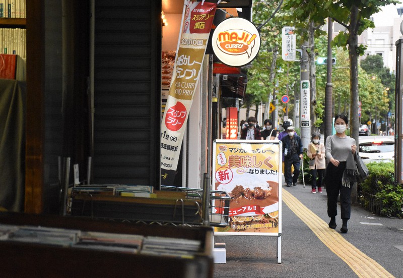 古書店(手前)とカレー店が並ぶ神田神保町かいわい=千代田区で、2020年10月14日午後4時14分、井川諒太郎撮影