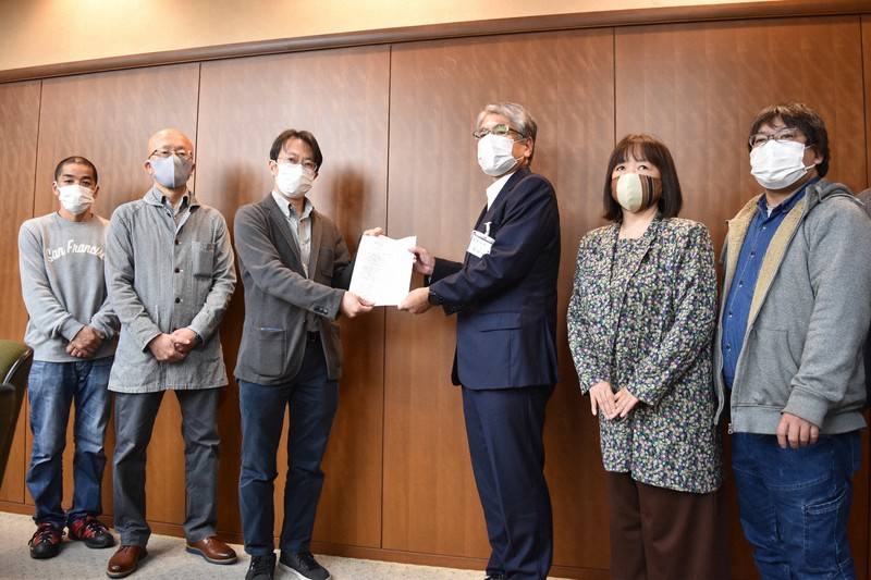 要望書を長谷川副区長(右から3人目)に手渡す支援団体メンバーや区議ら=足立区で2020年10月27日午後0時58分、南茂芽育撮影