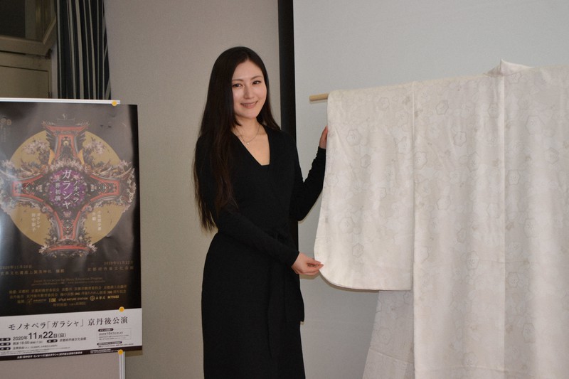 「モノオペラ ガラシャ」で、ガラシャを演じるソプラノ歌手の田中彩子さん=京都府丹後広域振興局で2020年10月27日午前11時2分、松野和生撮影