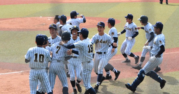 東海大甲府野球ダッフィー 自らの「間」で逆転サヨナラ打 東海大甲府・久井 秋季高校野球