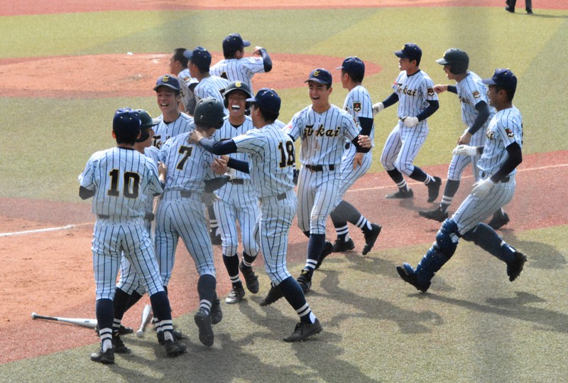 自らの「間」で逆転サヨナラ打 東海大甲府・久井 秋季高校野球関東