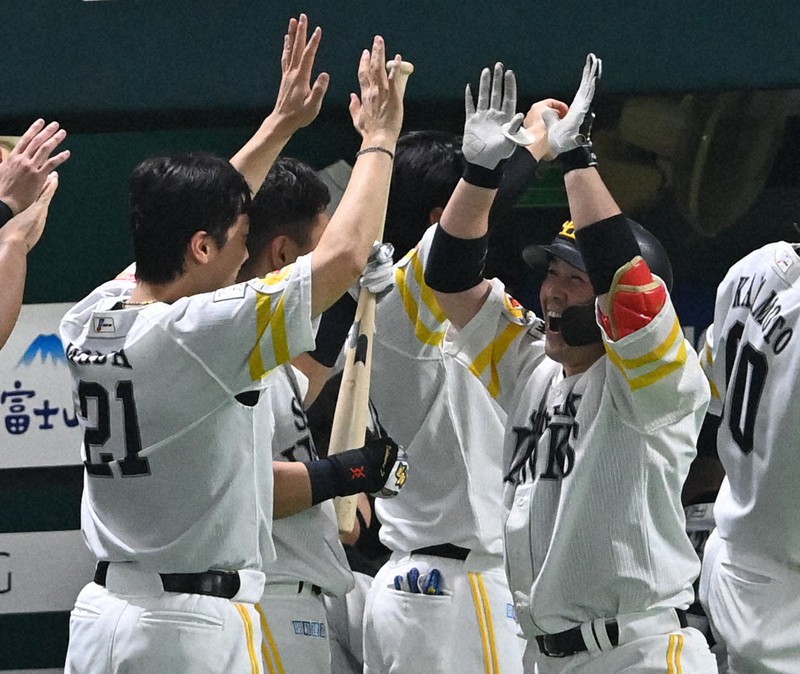 【ソフトバンク-ロッテ】六回裏ソフトバンク2死三塁、左越えに2点本塁打を放ち和田とハイタッチする甲斐(右手前)=ペイペイドームで2020年10月27日、徳野仁子撮影