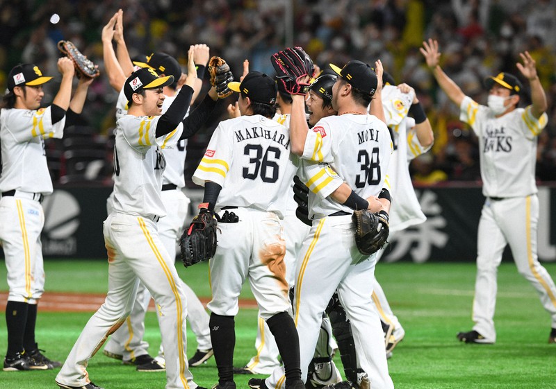 【ソフトバンク-ロッテ】パ・リーグで優勝し、喜ぶソフトバンクの選手ら=ペイペイドームで2020年10月27日午後9時19分、矢頭智剛撮影