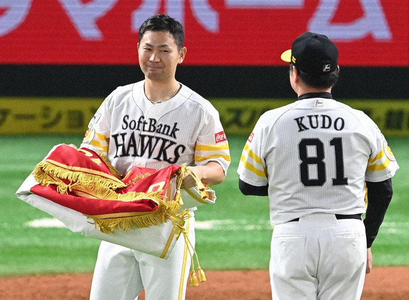 【ソフトバンク-ロッテ】リーグ優勝を決めてペナントを受け取り、工藤監督(右)と笑顔をかわす中村晃=ペイペイドームで2020年10月27日午後9時44分、徳野仁子撮影