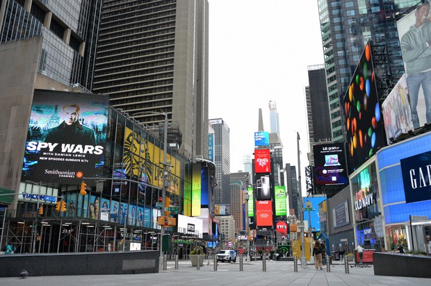 人影がほとんどなくなった観光地のタイムズスクエア=米ニューヨークで2020年3月31日、隅俊之撮影