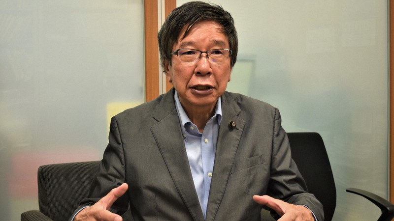 麻生太郎氏ら菅政権について語る大門実紀史氏=東京都千代田区の参院議員会館で2020年10月19日、赤間清広撮影
