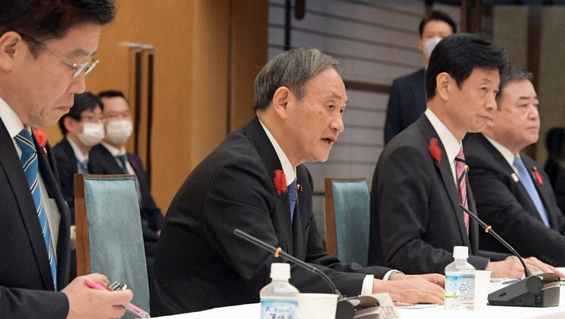 経済財政諮問会議で発言する菅義偉首相(左から2人目)=首相官邸で2020年10月6日、竹内幹撮影