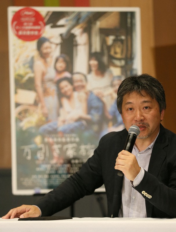 カンヌ国際映画祭で最高賞のパルムドールを受賞した是枝裕和監督=東京・羽田空港で2018年5月23日、佐々木順一撮影