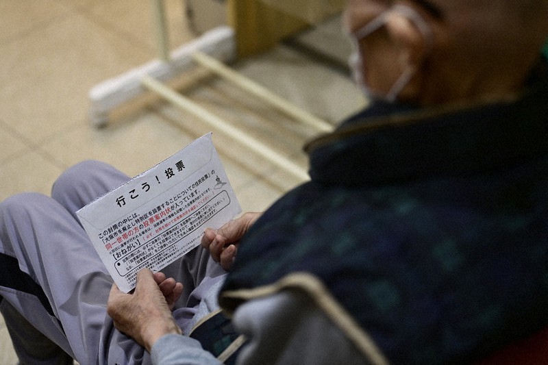 住民投票の案内が入った封筒を手に憤る男性=大阪市で2020年10月27日、藤井達也撮影
