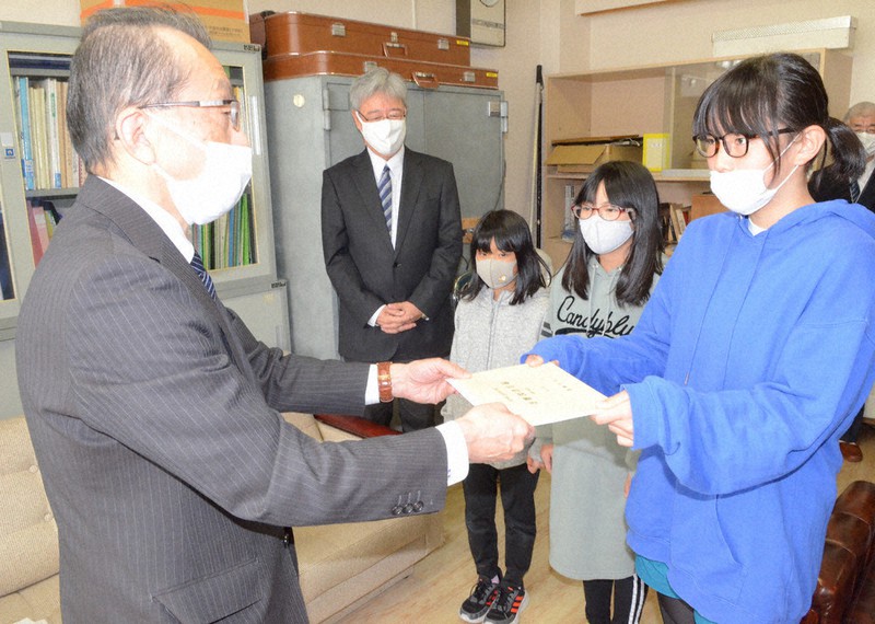被災地の学校に優良図書を寄贈 創価学会 北海道 毎日新聞