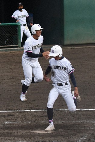 【健大高崎-国学院栃木】五回裏国学院栃木2死二塁、平井の中前適時打で二塁走者の成田が生還する=千葉県柏市の柏の葉公園野球場で2020年10月27日、玉井滉大撮影