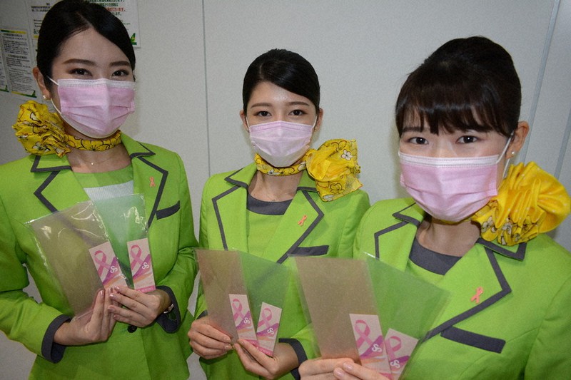 大切な人を乳がんから守ろう 春秋航空caがピンクのマスクで啓発 収益は寄付 毎日新聞