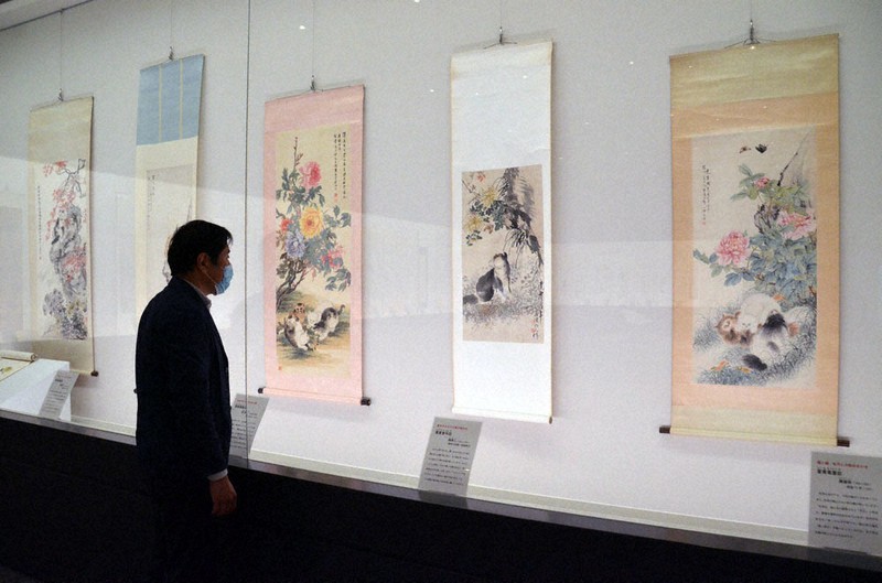 さまざまな愛らしい猫が並んでいる企画展=滋賀県東近江市五個荘竜田町の観峰館で、伊藤信司撮影