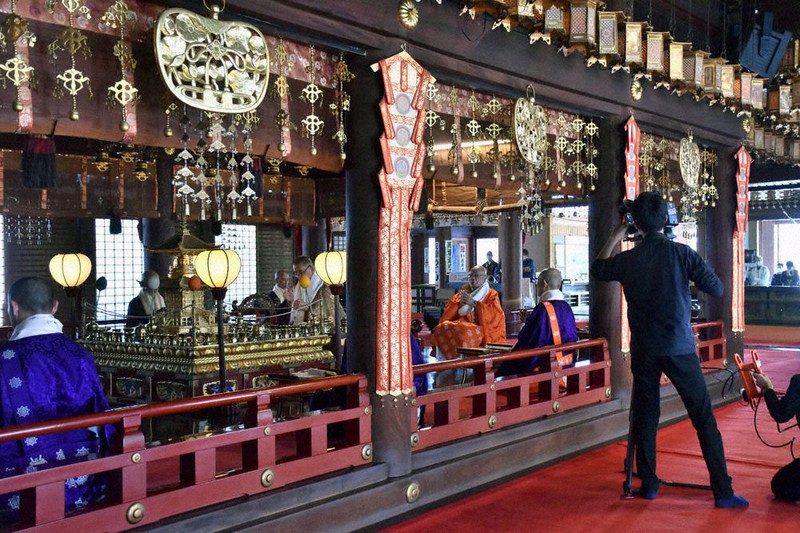 インターネットでライブ配信された記念法要=香川県善通寺市善通寺町の善通寺で、喜田奈那撮影
