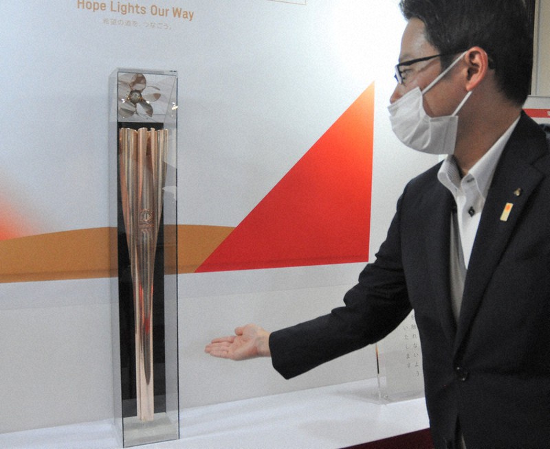 県庁で展示が始まった聖火リレーのトーチ