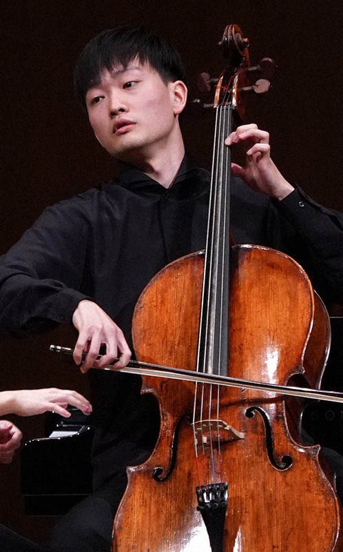 第89回日本音楽コンクール本選会のチェロ部門で1位になった水野優也さん=東京都新宿区の東京オペラシティコンサートホールで2020年10月27日、喜屋武真之介撮影