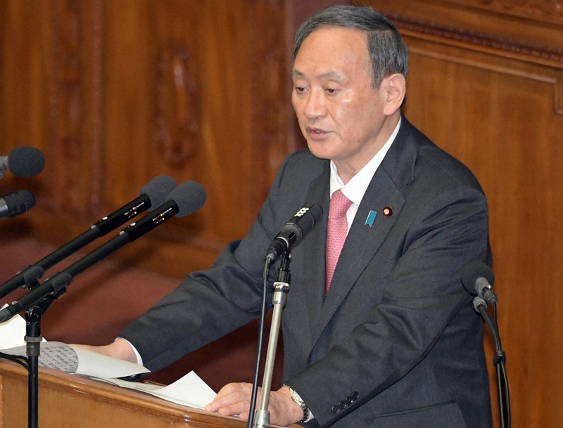 衆院本会議で立憲民主党の枝野幸男代表の代表質問に答える菅義偉首相=国会内で2020年10月28日午後1時47分、竹内幹撮影