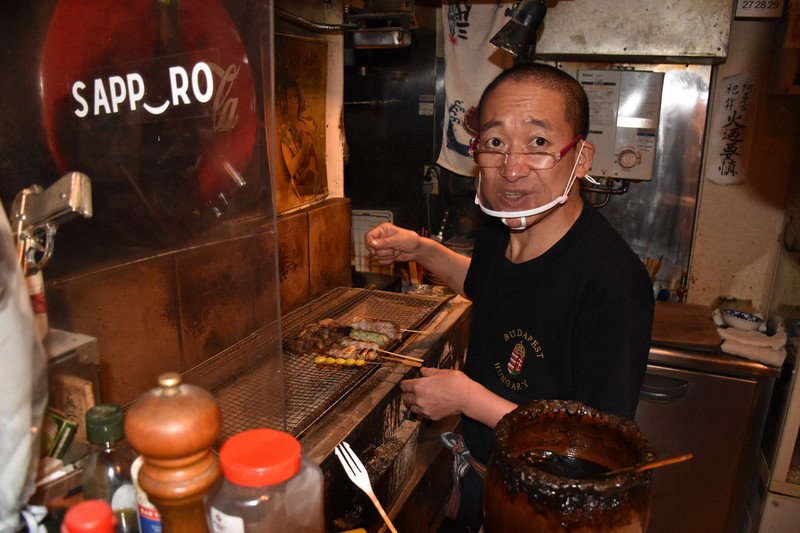 テークアウト用の調理をする焼き鳥居酒屋「てれ屋」の杉中晃喜店長=札幌市中央区で2020年10月28日午後6時43分、土谷純一撮影