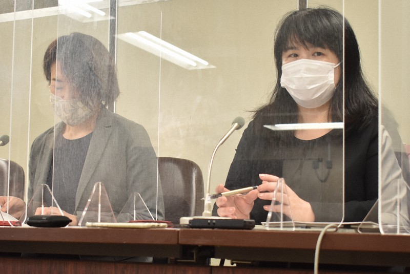 提訴後に記者会見するNPO法人クリアリングハウスの三木由希子理事長(右)ら=東京都内で2020年10月28日午前11時4分、遠山和宏撮影