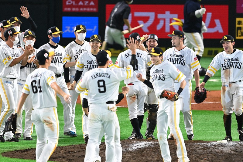 【ソフトバンク-ロッテ】リーグ優勝を決め、マウンドに集まって喜ぶソフトバンクの選手たち=ペイペイドームで2020年10月27日午後9時19分、徳野仁子撮影