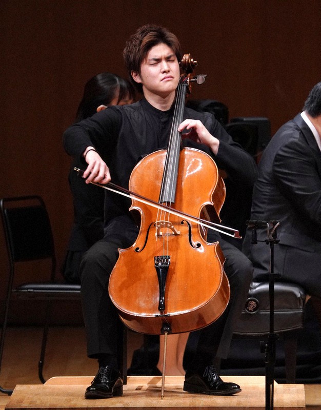 第89回日本音楽コンクール本選会のチェロ部門で2位になった藤原秀章さん=東京都新宿区の東京オペラシティコンサートホールで2020年10月27日、喜屋武真之介撮影