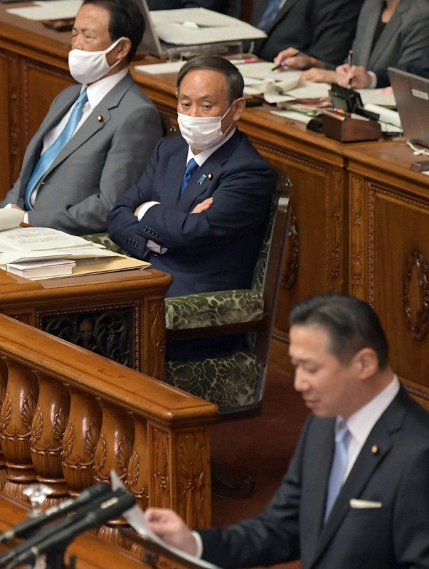 参院本会議で立憲民主党の福山哲郎幹事長(手前)の代表質問を聞く菅義偉首相(奥右)=国会内で2020年10月29日午前10時7分、竹内幹撮影
