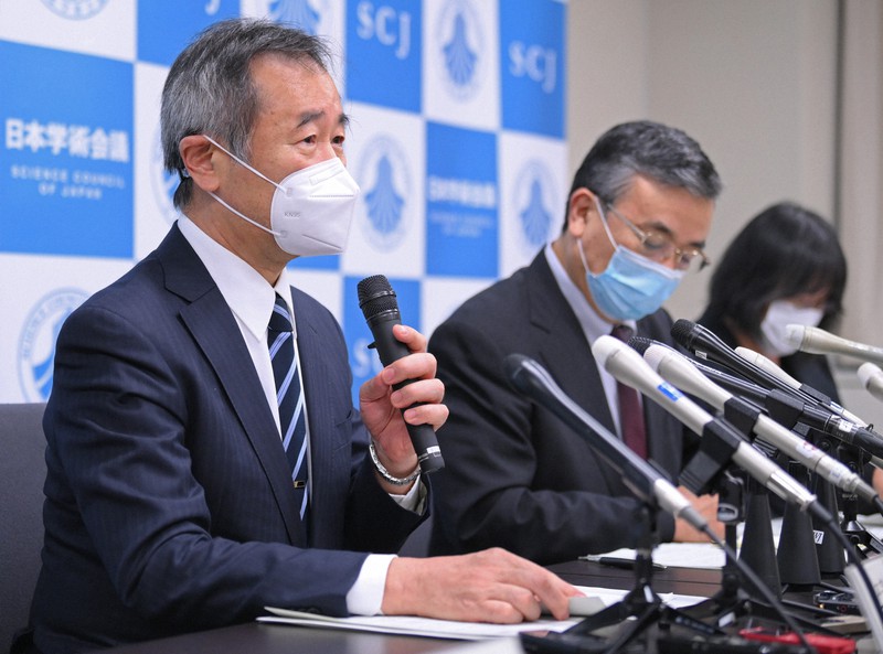 記者会見する日本学術会議の(左から)梶田隆章会長、菱田公一副会長=東京都港区の日本学術会議で2020年10月29日午後4時36分、手塚耕一郎撮影
