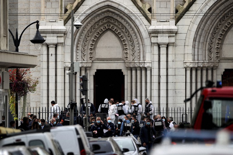 襲撃事件が起きたノートルダム大聖堂の前に集まる捜査員ら=フランス南部ニースで29日、AP