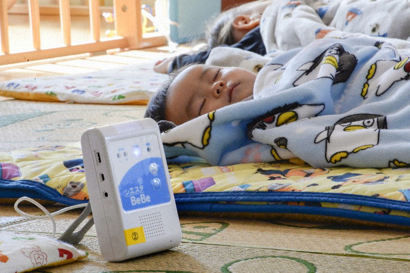 福島市の公立保育施設に導入された、子どもの体の動きを検知する機器=同市飯坂町平野で2020年10月29日午後1時25分、渡部直樹撮影