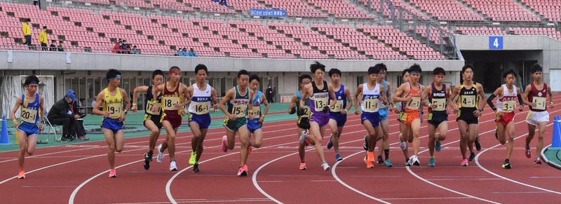 一斉にスタートを切る男子選手=新潟市中央区のデンカビックスタジアムで2020年10月29日、露木陽介撮影