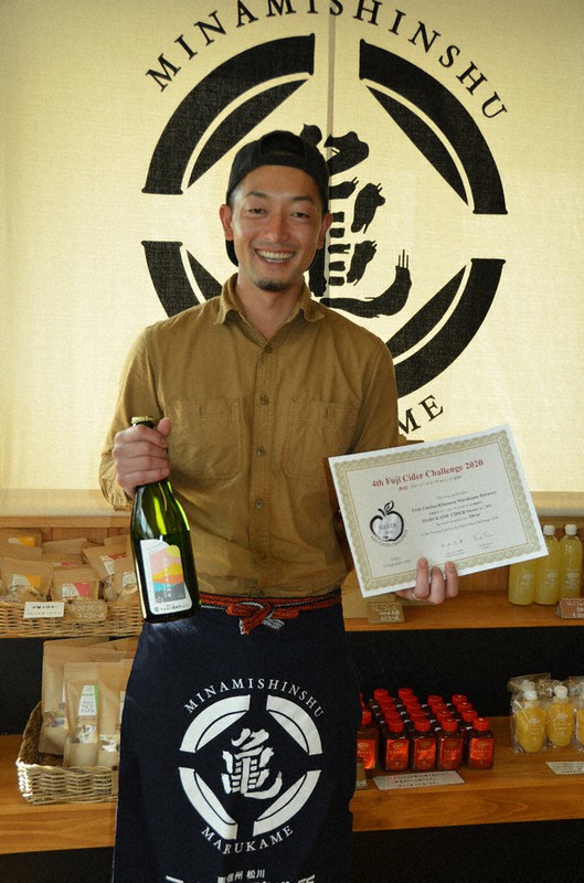 「農園のシードルらしく香りなど果実感を生かしたかった」と語る井口寛さん=長野県松川町大島のフルーツガーデン北沢で2020年10月24日、錦織祐一撮影