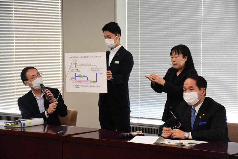 新たな医療機関の体制について説明する香川県の担当者や浜田恵造知事(右端)ら=高松市番町4の香川県庁で、潟見雄大撮影