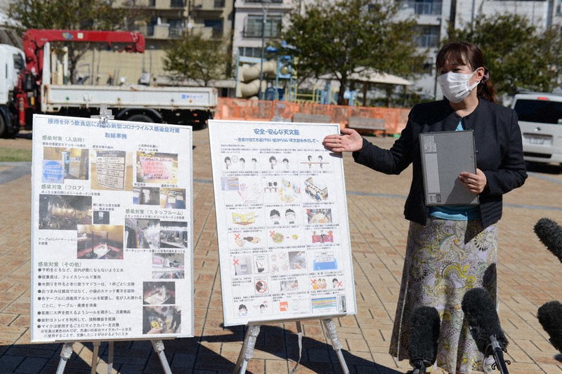 天文館の検査会場で、店舗の感染症対策などを報道陣に説明する鹿児島市保健所の吉住参事