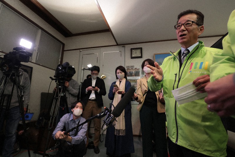 大阪市財政局の試算を巡り報道陣の取材に応じる大阪維新の会代表の松井一郎大阪市長=大阪市住吉区で2020年10月29日、小出洋平撮影