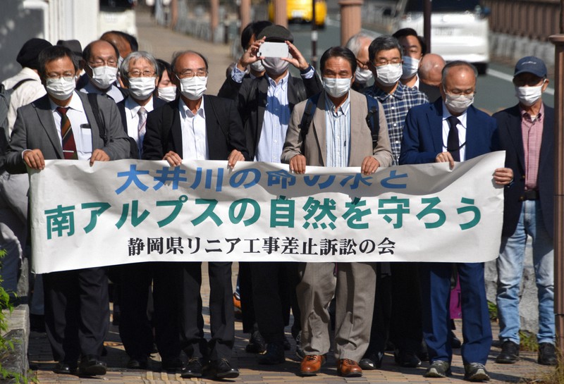 横断幕を掲げ、静岡地裁の入り口まで歩く原告団=静岡市葵区で2020年10月30日午前10時52分、深野麟之介撮影