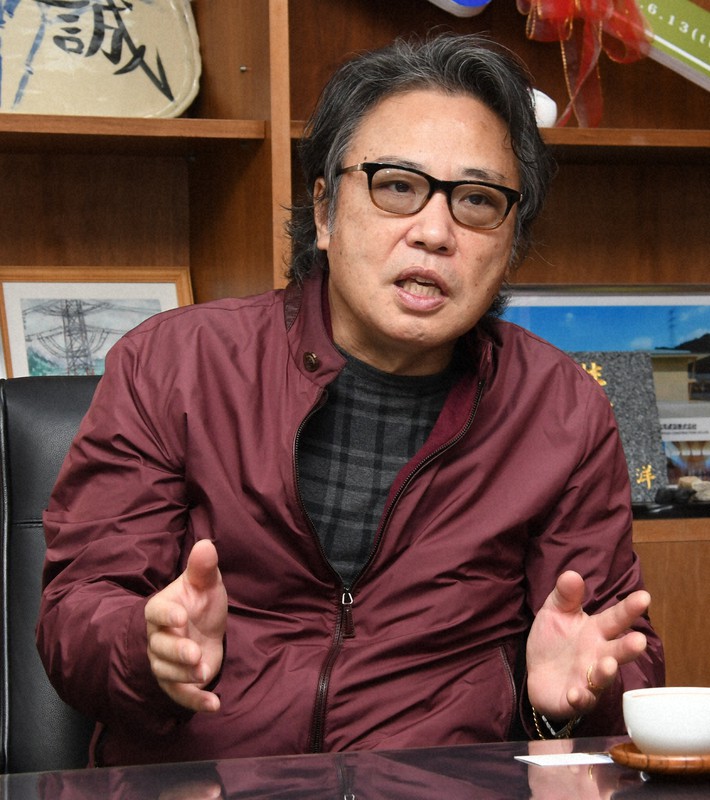 沖縄への思いを語るシンガー・ソングライターの永井龍雲さん=福岡県みやこ町勝山上田で2020年10月27日午前11時7分、松本昌樹撮影