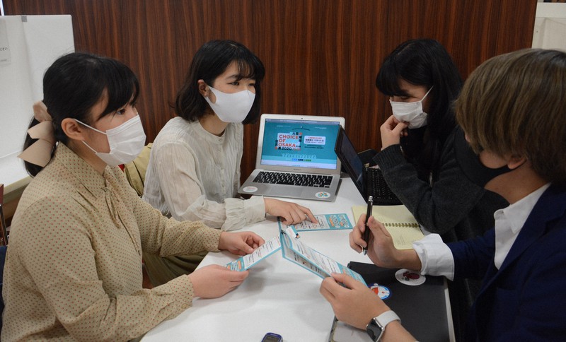 大阪都構想に関するホームページを開設し、掲載内容を話し合う「NO YOUTH NO JAPAN」の学生ら=大阪府豊中市で2020年10月28日午後2時36分、石川将来撮影
