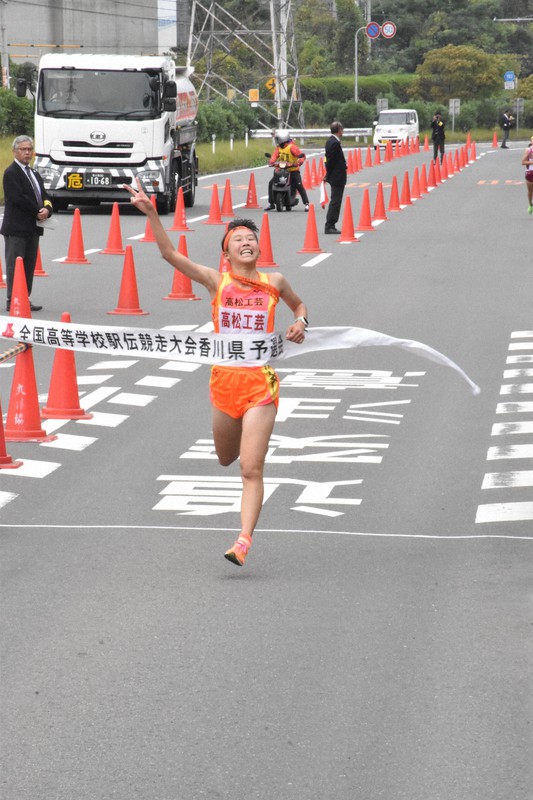 2019年11月に実施された女子第31回全国高校駅伝競走大会香川県予選会で優勝した高松工芸のアンカー松本妃奈乃選手=坂出市の番の州公園前特設コースで2019年11月3日撮影