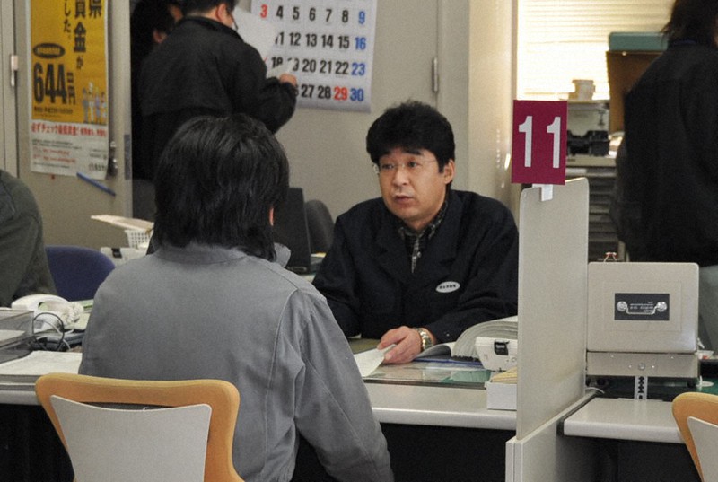 来所者の雇用相談に応じる小野寺豊さん=岩手県大船渡市のハローワーク大船渡で2011年4月6日午前9時14分、工藤哲撮影