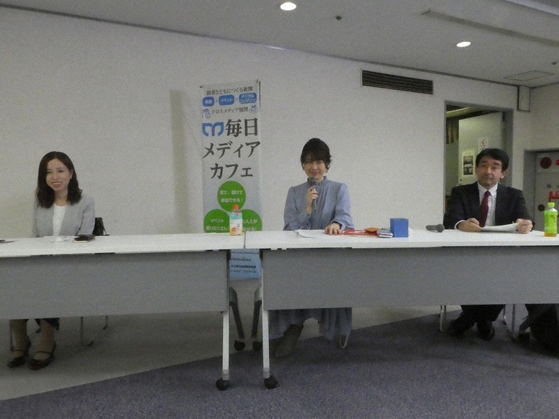校閲と知的財産について話す(右から)桑野さん、内田さん、酒井さん=東京都千代田区一ツ橋の毎日ホールで10月23日、斗ケ沢秀俊撮影