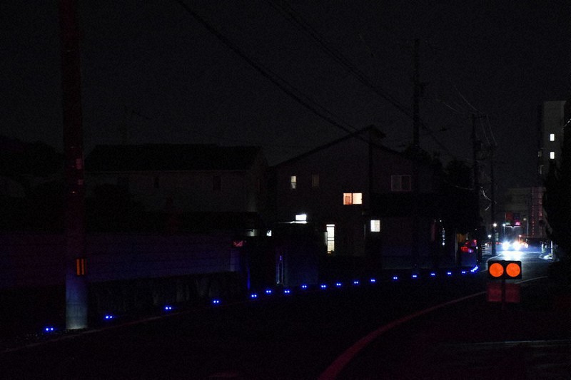 用水路沿いの道路脇に設置された反射びょう=高松市多肥下町で2020年10月29日午後6時30分、喜田奈那撮影