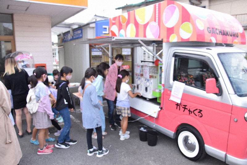 「おやつガチャ」を楽しみに並ぶ子供たち=大分県宇佐市で2020年10月28日午後3時33分、宮本勝行撮影