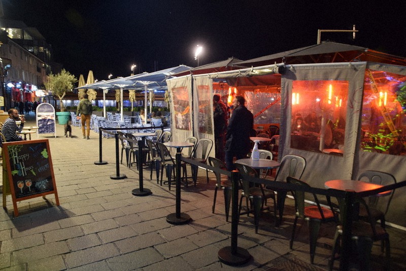 外出が禁止となる午後9時に近づくと飲食店の客は家路を急ぐ=フランス南部マルセイユで2020年10月27日、横山三加子撮影