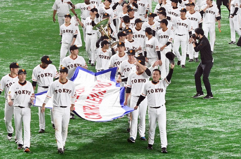 【巨人-ヤクルト】セ・リーグ優勝を決め場内を一周する巨人の選手ら=東京ドームで2020年10月30日、大西岳彦撮影
