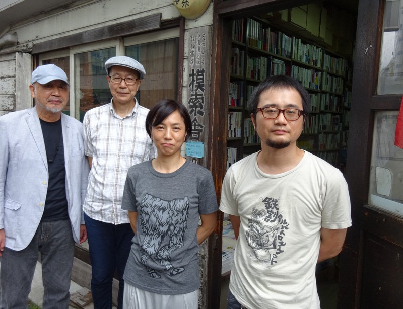 「模索舎」の店先に立つ現代表の榎本智至さん(右)と歴代の店員たち=東京都新宿区新宿2で2020年9月14日、青島顕撮影