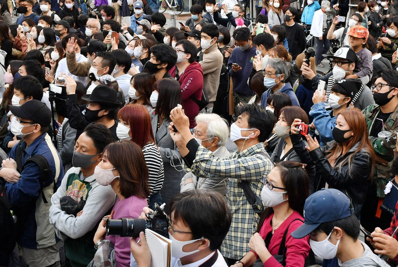 大阪都構想についての街頭演説を聴く人たち=大阪市中央区で2020年10月31日午後3時3分、平川義之撮影