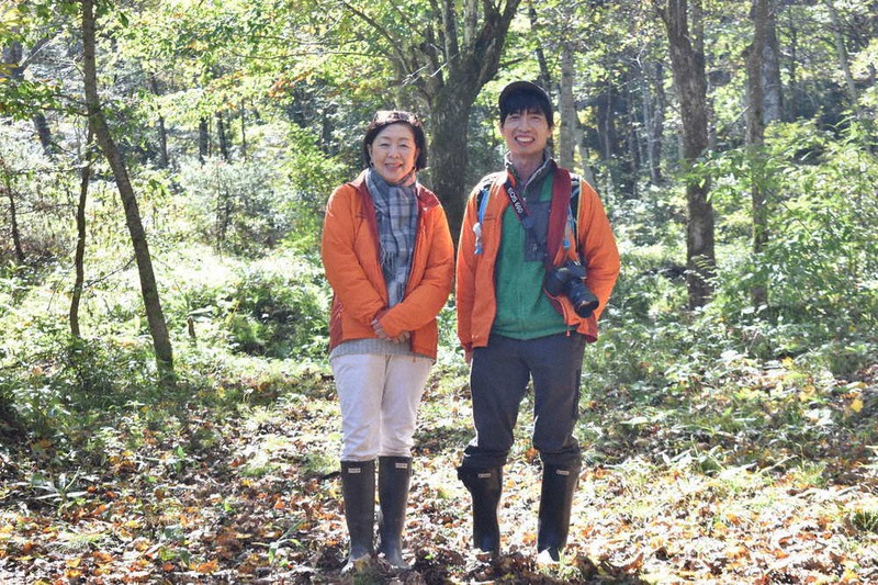 アファンの森を案内してくれた森田いづみ理事長(左)と大沢渉さん=長野県信濃町で2020年10月16日午前11時19分、坂根真理撮影