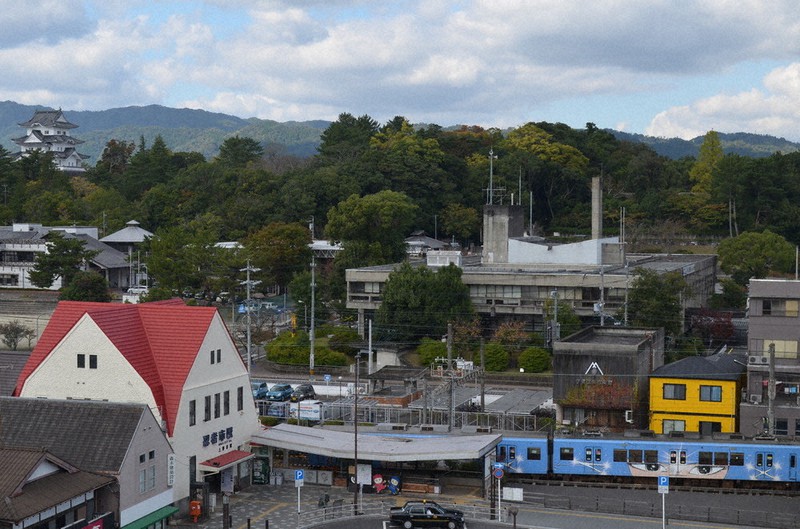 伊賀上野城がある上野公園と伊賀鉄道より南の商店街の間に無人の旧庁舎はある=三重県伊賀市上野丸之内で、大西康裕撮影