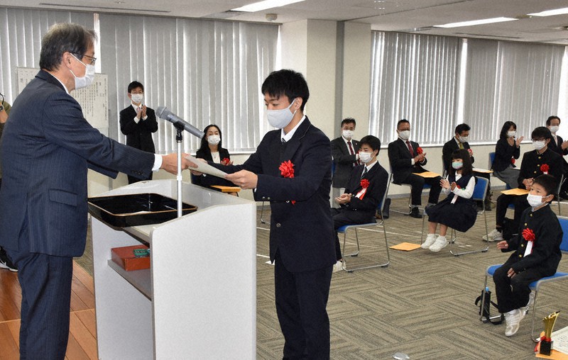 表彰式で賞状を受け取る「香川の発明くふう展」の受賞者たち=高松市内で、西本紗保美撮影
